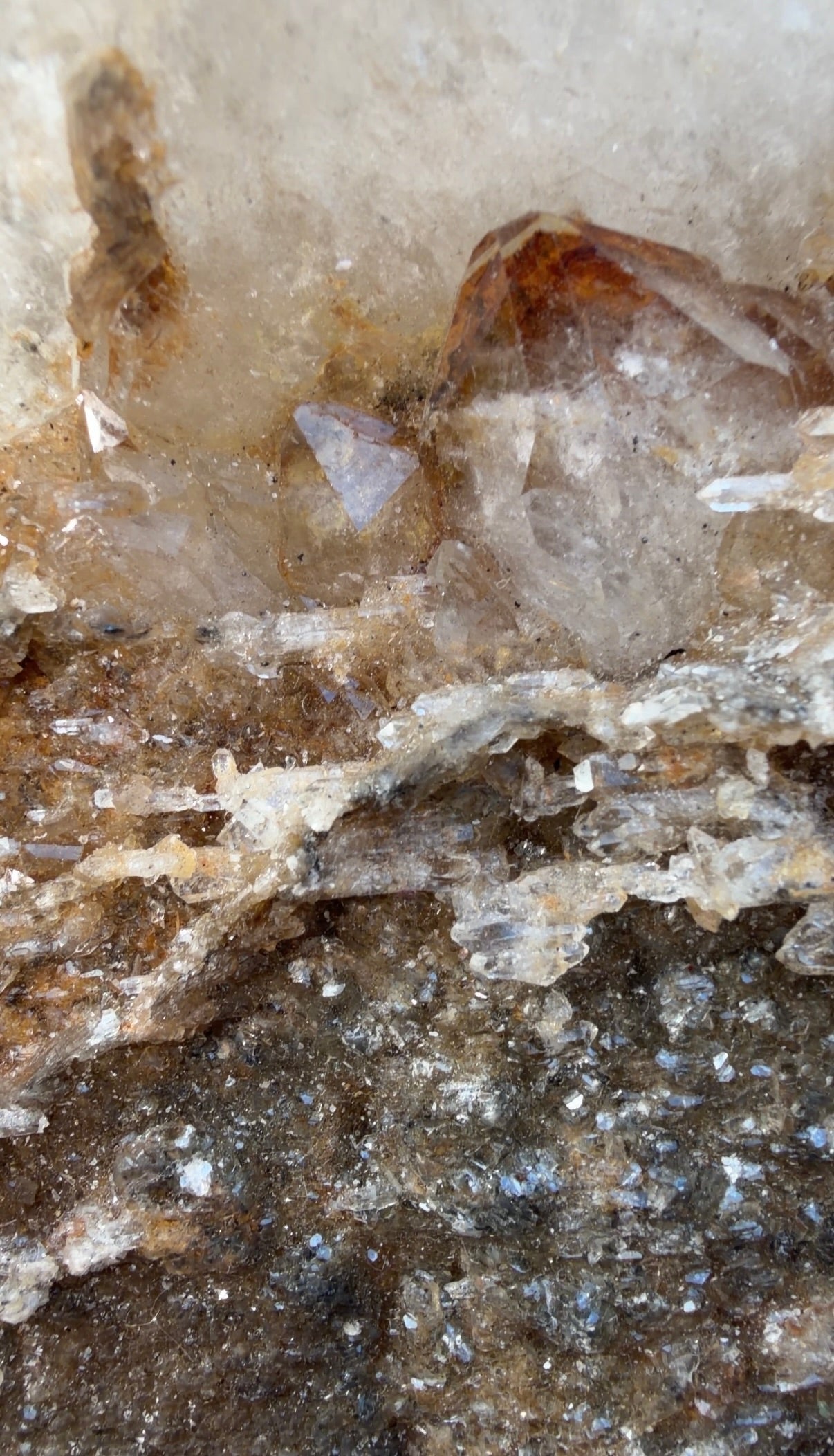 Close-up of iron and mica bridge inclusions in the quartz.